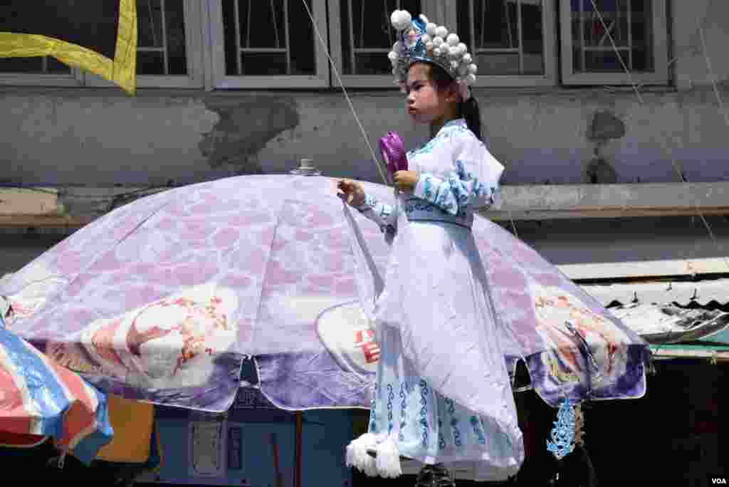 飄色巡遊的「色芯」營造出「凌空飄然 」的效果。（美國之音湯惠芸攝）