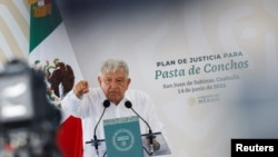 El presidente de México, Andrés Manuel López Obrador durante un evento con familiares de mineros de Pasta de Conchos. Archivo.