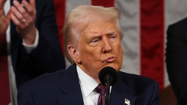 Ông Trump nói đang cân nhắc áp đặt lệnh trừng phạt ngân hàng, thuế quan lên Nga | VOA  - Tháng Ba 08, 2025