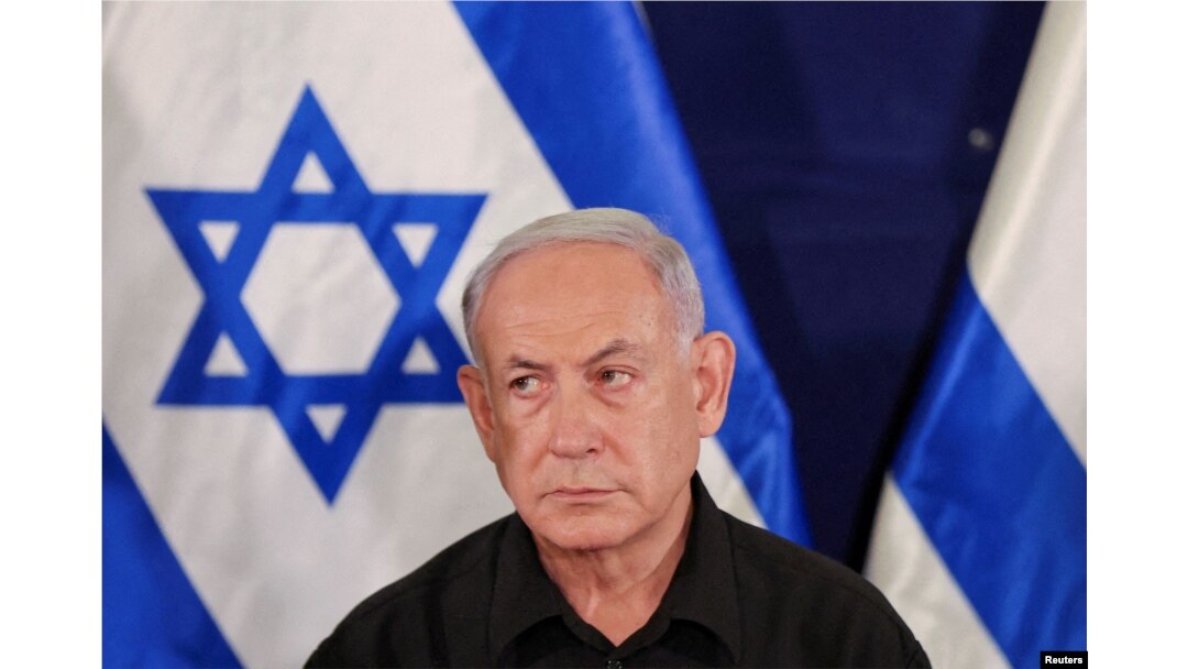 FILE: Perdana Menteri Israel Benjamin Netanyahu saat konferensi pers di pangkalan militer Kirya, Tel Aviv, Israel, 28 Oktober 2023. (ABIR SULTAN POOL/Pool via REUTERS)