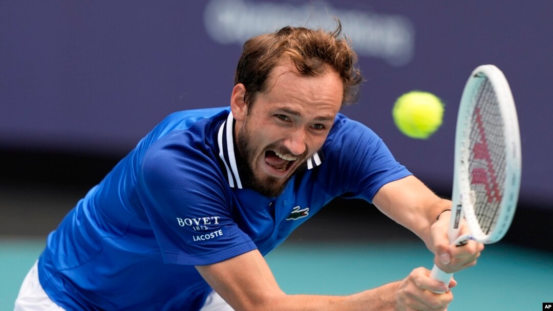 El ruso Daniil Medvedev hace una devolución al italiano Jannik Sinner, en la semifinal del Abierto de Miami, el viernes 29 de marzo de 2024.