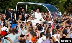 El papa Francisco saluda a la multitud reunida para verlo a su llegada a la Basílica del Santuario Nacional de la Inmaculada Concepción en Washington el 23 de septiembre de 2015.