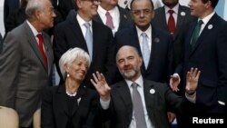 ຫົວໜ້າກຳມະການ ຮັກສາການ ດ້ານເສດຖະກິດ ແລະ ການເງິນຂອງຢູໂຣບ ທ່ານ Pierre Moscovici ແລະ ຫົວໜ້າຜູ້ຈັດການ ອົງການກອງທຶນສາກົນ ທ່ານນາງ Christine Lagarde ສົນທະນາກັນ ໃນລະຫວ່າງລໍຖ້າ ການຖ່າຍພາບຮ່ວມກຸ່ມບັນດາລັດຖະມົນຕີການເງິນ ຂອງ G-20 ແລະ ບັນດາຜູ້ປົກຄອງທະນາຄານກາງ ຢູ່ໃນນະຄອນຫຼວງ Ankara, ປະເທດເທີກີ, ວັນທີ 5 ກັນຍາ 2015.