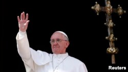 El papa Francisco da la bendición "Urbi et Orbi" desde el balcón frente a la Plaza de San Pedro en el Vaticano.