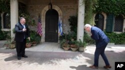 13 Mayıs 2020 - ABD Dışleri Bakanı Mike Pompeo (solda) ile İsrail Mavi-Beyaz parti lideri Benny Gantz (sağda) ile selamlaşma anı