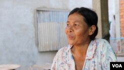 Kann Sarin, 48, a housewife a mother of four, lives in Chbar Ampov district about 30 km from Phnom Penh, on May 20, 2019. She told VOA Khmer that she wants a hospital in her village, so her family could get treatment when needed. (Phorn Bopha/ VOA Khmer)