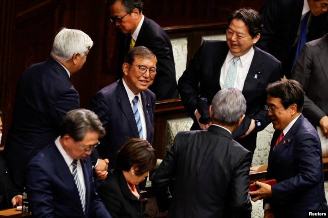 Reaksi Perdana Menteri Jepang Shigeru Ishiba setelah terpilih kembali sebagai perdana menteri, di Majelis Rendah Parlemen di Tokyo, Jepang, 11 November 2024. (Kim Kyung-Hoon/REUTERS)