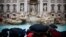Orang-orang berkumpul pada hari Air Mancur Trevi (Fontana di Trevi) dibuka kembali untuk umum setelah pekerjaan pemeliharaan, di Roma, Italia. (Reuters)&nbsp;