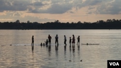 Cambodians bathe in the Mekong River while waiting for the sun to set in Stung Treng province, Cambodia, July 16, 2020. (Sun Narin/VOA Khmer) 