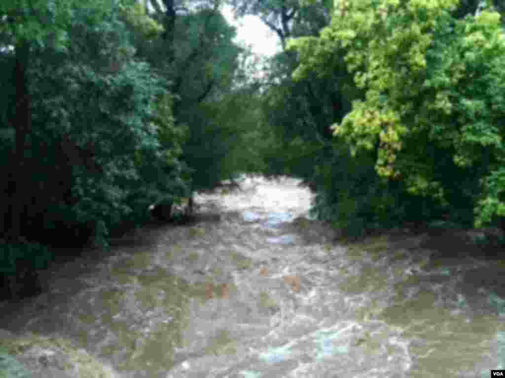 Badan Survei Geologi AS menyatakan bahwa tingkat permukaan sungai di Boulder telah mencapai apa yang para ahli sebut tingkat banjir 100 tahun. Pihak berwenang mengatakan air meluap di 12 bendungan daerah tersebut. (VOA/Scott Herron)