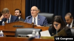 众议院中共问题特设委员会主席、共和党联邦众议员约翰·穆勒纳尔(John Moolenaar)2024年12月5日召开听证会，讨论美国国防工业基础面临的挑战。(照片来源：美国国会众议院中共问题特设委员会)