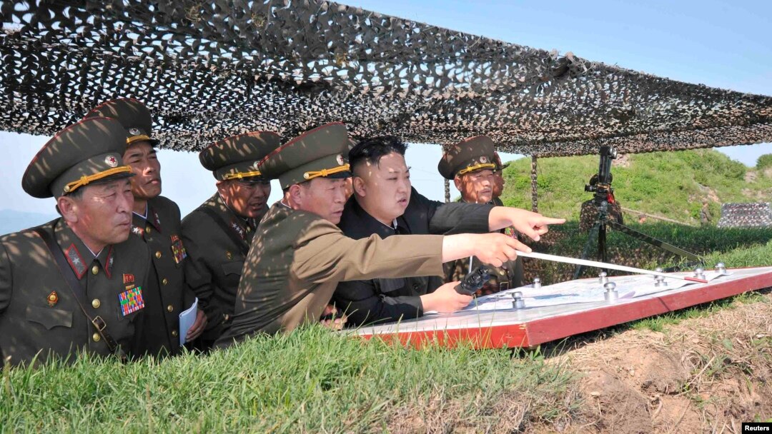 Lãnh tụ Bắc Triều Tiên Kim Jong-un thăm đơn vị 507 của Quân đội Nhân dân Triều Tiên (KPA) tại núi O-sung, ngày 2/6/2013.
