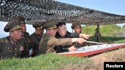 Lãnh tụ Bắc Triều Tiên Kim Jong-un thăm đơn vị 507 của Quân đội Nhân dân Triều Tiên (KPA) tại núi O-sung, ngày 2/6/2013.