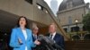 Presiden Komite Olimpiade Australia John Coates dan Perdana Menteri Queensland Annastacia Palaszczuk memberi keterangan pers mengenai permohonan Brisbane untuk menjadi tuan rumah Olimpiade 2032, di Brisbane, Australia, 25 Februari 2021. (Foto: AAP via Re