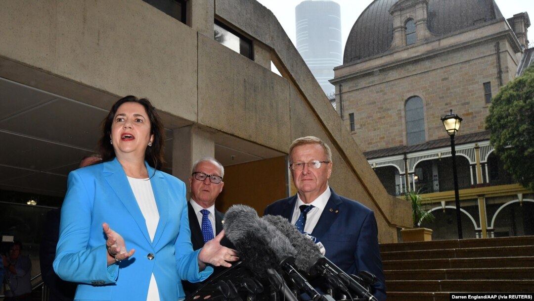 Presiden Komite Olimpiade Australia John Coates dan Perdana Menteri Queensland Annastacia Palaszczuk memberi keterangan pers mengenai permohonan Brisbane untuk menjadi tuan rumah Olimpiade 2032, di Brisbane, Australia, 25 Februari 2021. (Foto: AAP via Re
