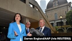 Presiden Komite Olimpiade Australia John Coates dan Perdana Menteri Queensland Annastacia Palaszczuk memberi keterangan pers mengenai permohonan Brisbane untuk menjadi tuan rumah Olimpiade 2032, di Brisbane, Australia, 25 Februari 2021. (Foto: AAP via Re