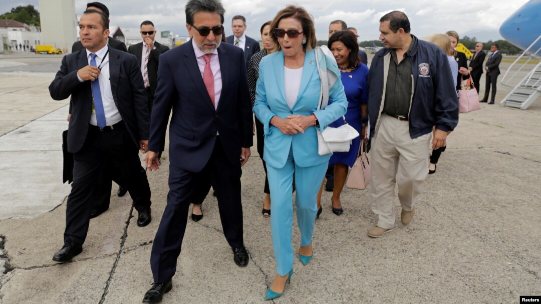 Ketua DPR AS Nancy Pelosi berbincang dengan Duta Besar AS untuk Guatemala, Luis Arreaga, saat Pelosi tiba di pangkalan udara AU Guatemala di Guatemala City, Guatemala, 8 Agustus 2019.
