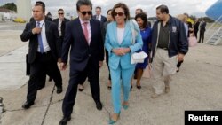 Ketua DPR AS Nancy Pelosi berbincang dengan Duta Besar AS untuk Guatemala, Luis Arreaga, saat Pelosi tiba di pangkalan udara AU Guatemala di Guatemala City, Guatemala, 8 Agustus 2019.