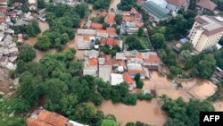 Rumah-rumah dan gedung-gedung di Jakarta yang terendam banjir, 1 Januari 2020. (Foto: BNPB via AFP)