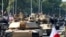 FILE - Tank Abrams buatan AS yang dibeli oleh Polandia ikut serta dalam parade militer di Warsawa, Polandia, 15 Agustus 2023. Militer AS mengatakan seluruh 31 tank Abrams yang dijanjikan ke Ukraina telah dikirimkan pada 16 Oktober 2023.(AP/Czarek Sokolowski)
