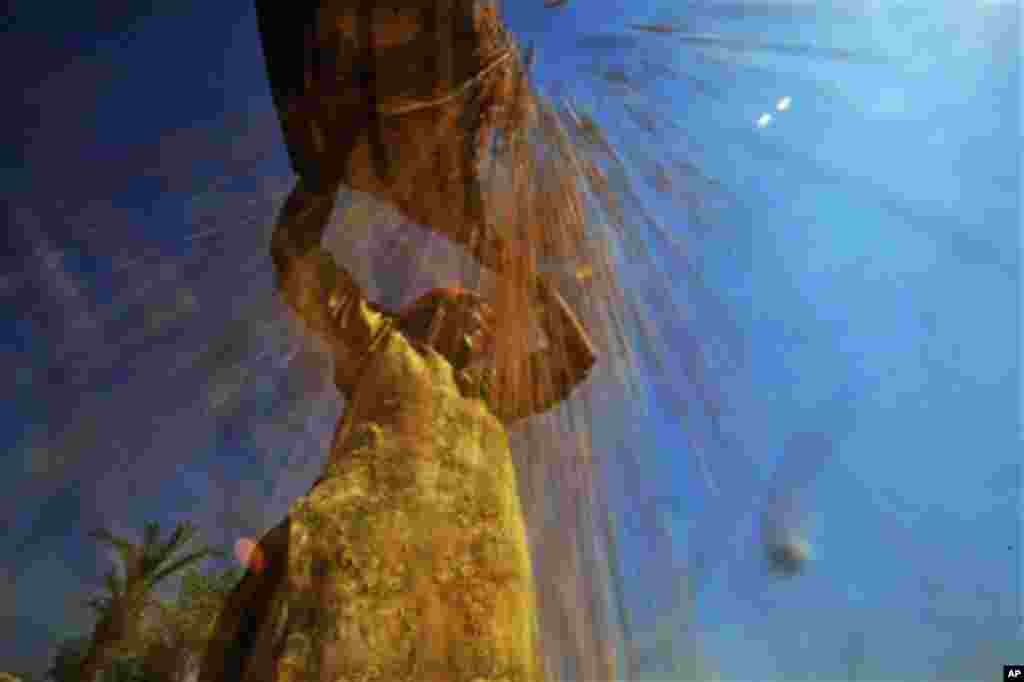 A Pakistani farmer sorts the wheat during the harvest in Muzaffargarh in Punjab province, Pakistan, Monday, Nov. 1, 2010. (AP Photo/Muhammed Muheisen)