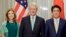 From left, U.S. Ambassador to Japan Caroline Kennedy, and former U.S. President Bill Clinton, center, pose with Japanese Prime Minister Shinzo Abe prior to a dinner held by Abe at the latter's official residence in Tokyo, Japan, March 17, 2015. 