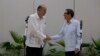 El ministro de Relaciones Exteriores cubano, Bruno Rodríguez, a la derecha, recibe a su contraparte de Colombia, Álvaro Leyva, en La Habana, Cuba, el jueves 11 de agosto de 2022. 