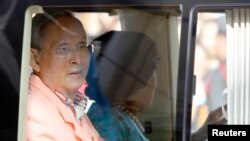 Raja Thailand Bhumibol Adulyadej dan Ratu Sirikit meninggalkan rumah sakit Siriraj di Bangkok (1/8) setalah menjalani perawatan selama empat tahun. 