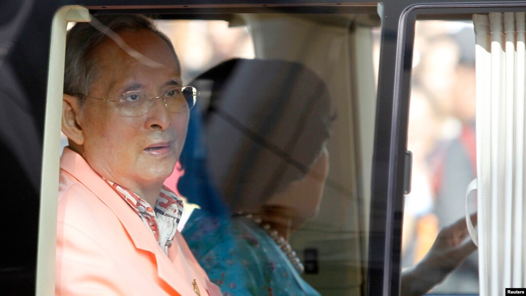 Raja Thailand Bhumibol Adulyadej dan Ratu Sirikit meninggalkan rumah sakit Siriraj di Bangkok, Agustus 2013. (Reuters/Chaiwat Subprasom)