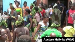 Des manifestants antigouvernementaux brûlent des pneus et un véhicule lors d&#39;une manifestation contre la modification de la loi électorale qui pourrait retarder l&#39;élection prévue en 2016, dans la ville de Kinshasa, République démocratique du Congo, le 19 janvier 2015.