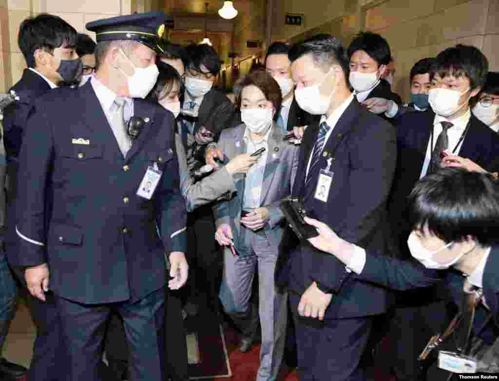 하시모토 세이코 올림픽 담당장관이 도쿄에서 기자들에게 둘러쌓여 있다. 도쿄 올림픽 조직위원회는 위원장 후임 선정을 위해 회의를 갖고 퇴진한 모리 요시코 위원장 후임으로 하시모토 장관을 추천하기로 했다. 
