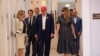 Calon presiden Partai Republik, mantan Presiden AS Donald Trump dan istrinya Melania Trump, memberikan suaranya di sebuah TPS di Palm Beach, Florida Selasa (5/11). 