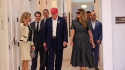 Calon presiden Partai Republik, mantan Presiden AS Donald Trump dan istrinya Melania Trump, memberikan suaranya di sebuah TPS di Palm Beach, Florida Selasa (5/11). 