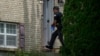 Un miembro del Departamento de Policía de Florence, Kentucky, ingresa a la casa donde se produjo un tiroteo el sábado 6 de julio de 2024 en Florence, Kentucky. 