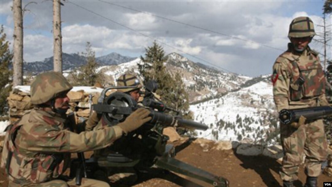 Tentara Pakistan siaga di sebuah pos di Waziristan Utara. Serangan pesawat tak berawak AS menewaskan pemimpin jaringan Haqqani di Waziristan utara, Kamis (13/10).