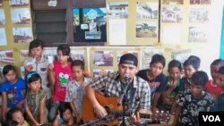 Fadli dari grup musik PADI menghibur anak-anak korban lumpur Lapindo dengan menyanyikan lagu-lagu bagi mereka (17/10).