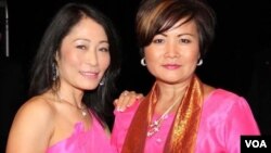 ຍານາງໂພລລີ ອຸໄທ ແລະ ຍານາງອາລີ ບົວສະວັດດີ ນັກທຸລະກິດ ປະກັນໄພຊີວິດ ສອງເອື້ອຍນ້ອງ ຢູ່ທີ່ລັດຄາໂຣໄລນາເໜືອ.