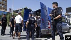 ARHIVA - Kosovska policija sprovodi u sud Albanca za kojeg se sumnja da se pridružio ekstremistima u Siriji, Priština 12. avgust 2014.