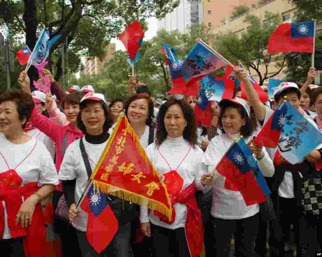 国民党支持者挥动青天白日旗和蓝色的“台湾加油”小旗