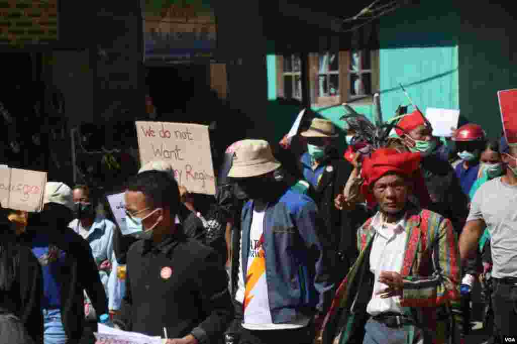 ချင်းပြည်နယ် မတူပီ မြို့နယ်က ပညာရေးဝန်ထမ်းတွေ၊ ကျန်းမာရေးဝန်ထမ်းတွေနဲ့ ပြည်သူတွေရဲ့ စစ်အာဏာသိမ်းဆန့်ကျင် ဆန္ဒပြပွဲ မြင်ကွင်း။