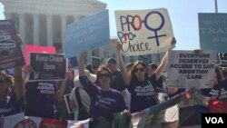 Những người biểu tình giơ tấm bảng "Pro-choice" sau khi Tòa án Tối cao Hoa Kỳ quyết định duy trì quyền phá thai dựa trên tỷ lệ biểu quyết 5-3 tại phía trước Tòa án Tối cao ở thủ đô Washington, ngày 27 tháng 6 năm 2016.