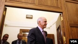 Perdana Menteri George Papandreou meninggalkan rapat kabinet di Athena, Minggu (6/11).