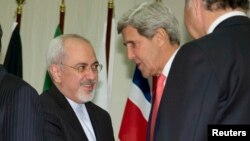 El ministro de Relaciones Exteriores de Irán, Mohamed Javad Zarif, saluda al secretario Kerry, en una foto tomada en noviembre 2013. Ambos se reunieron nuevamente el domingo en Nueva York.