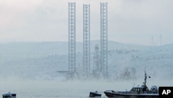 Нефтяная платформа в Кольском заливе в районе Мурманска (архивное фото)