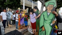 Activistas hispanos durante una manifestación esta semana en Los Ángeles en defensa de los inmigrantes.