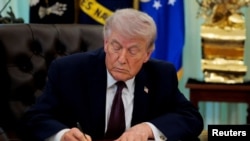 도널드 트럼프 대통령이 행정명령에 서명하고 있다. 