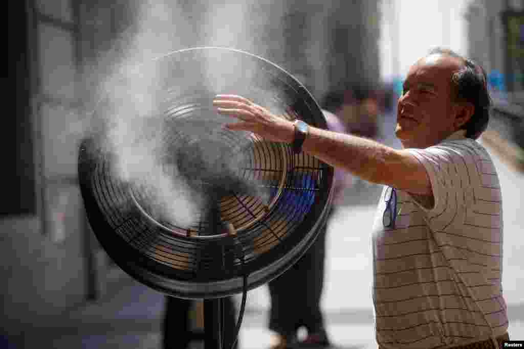 گرمی سے بچاؤ کے لیے لوگ مختلف تدبیریں کرنے میں مصروف ہیں۔