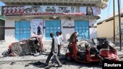 Terlihat dua buat kendaraan bermotor yang hancur saat terjadi ledakan di dekat sebuah hotel di Mogadishu, Somalia, 28 Maret 2019, sebagai ilustrasi. (Foto: REUTERS/Feisal Omar)