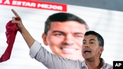 Santiago Peña, candidato presidencial por el gobernante Partido Colorado, habla durante un mitin en Villa Elisa, Paraguay, el miércoles 26 de abril de 2023. Las elecciones generales de Paraguay están programadas para el 30 de abril. 