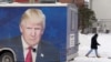 Seorang pria berjalan melewati bus yang terparkir di luar markas kampanye tim Donald Trump di New Hampshire, pada 20 Januari 2024. (Foto: Reuters/Kevin Lamarque)